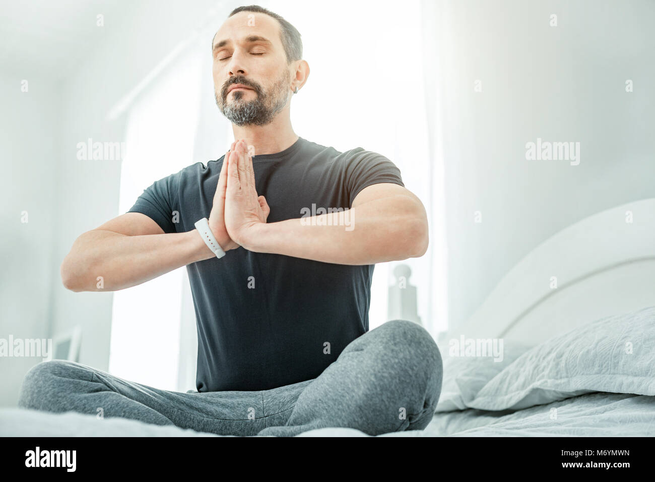 Ruhigen gesunden Mann seine Augen schließen. Stockfoto
