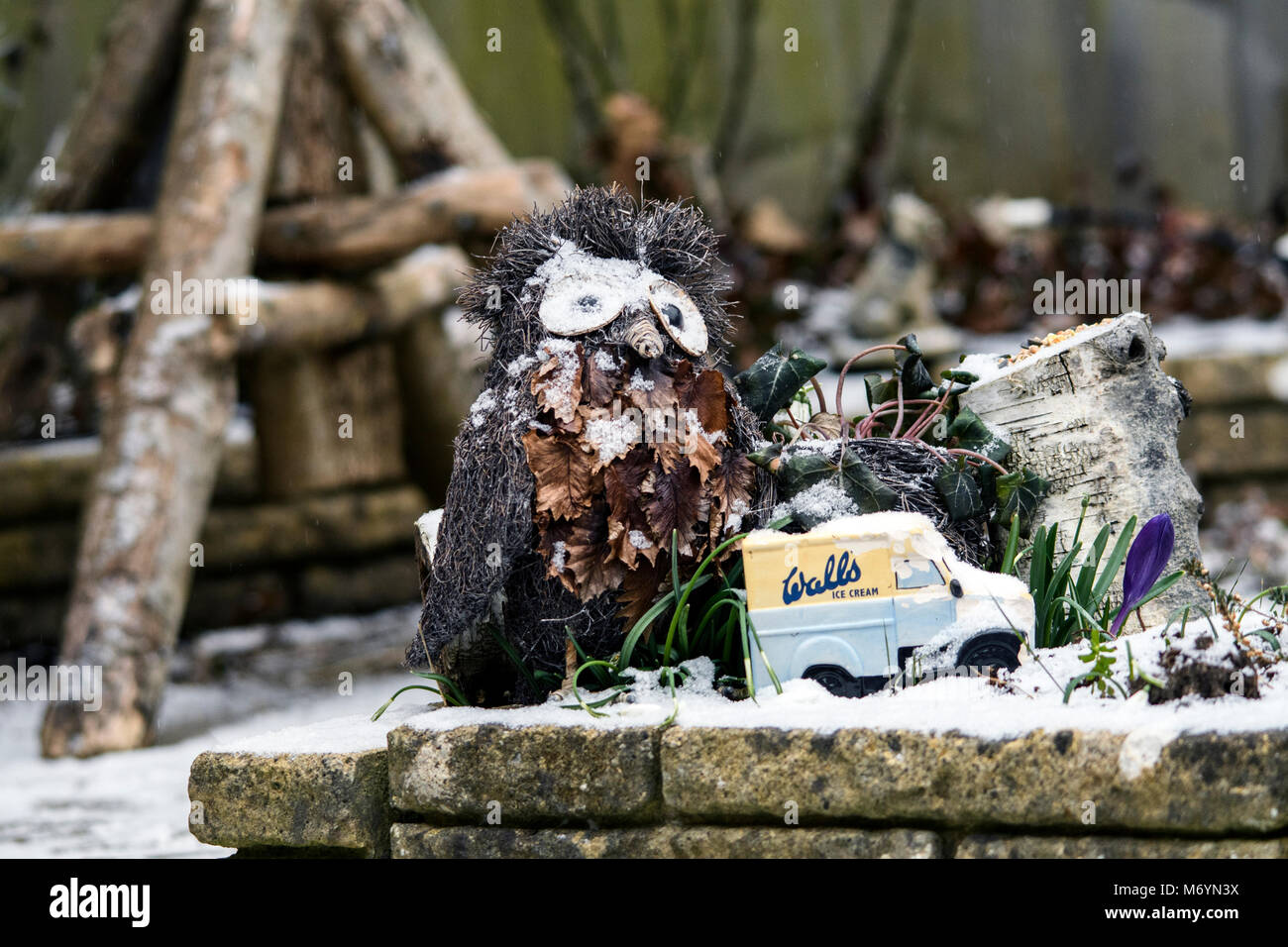 Verschneiten garten Eule Stockfoto
