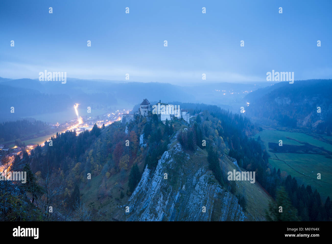 Château de Joux in der Morgendämmerung, Haut-Doubs, Franche-Comté, Frankreich Stockfoto