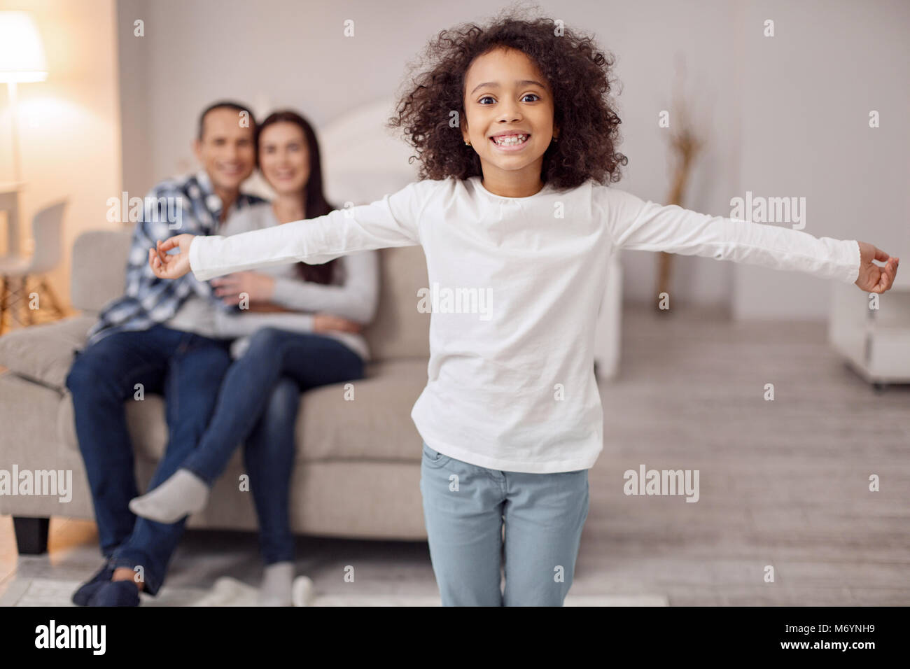 Lächelnde Mädchen ihre Arme ausbreitet Stockfoto