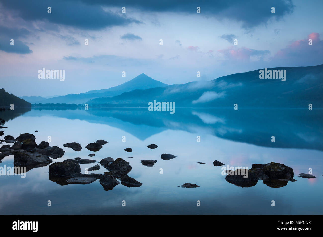 Schiehallion spiegelt sich in Loch Rannoch in der Morgendämmerung, Perthshire, Schottland, Großbritannien Stockfoto