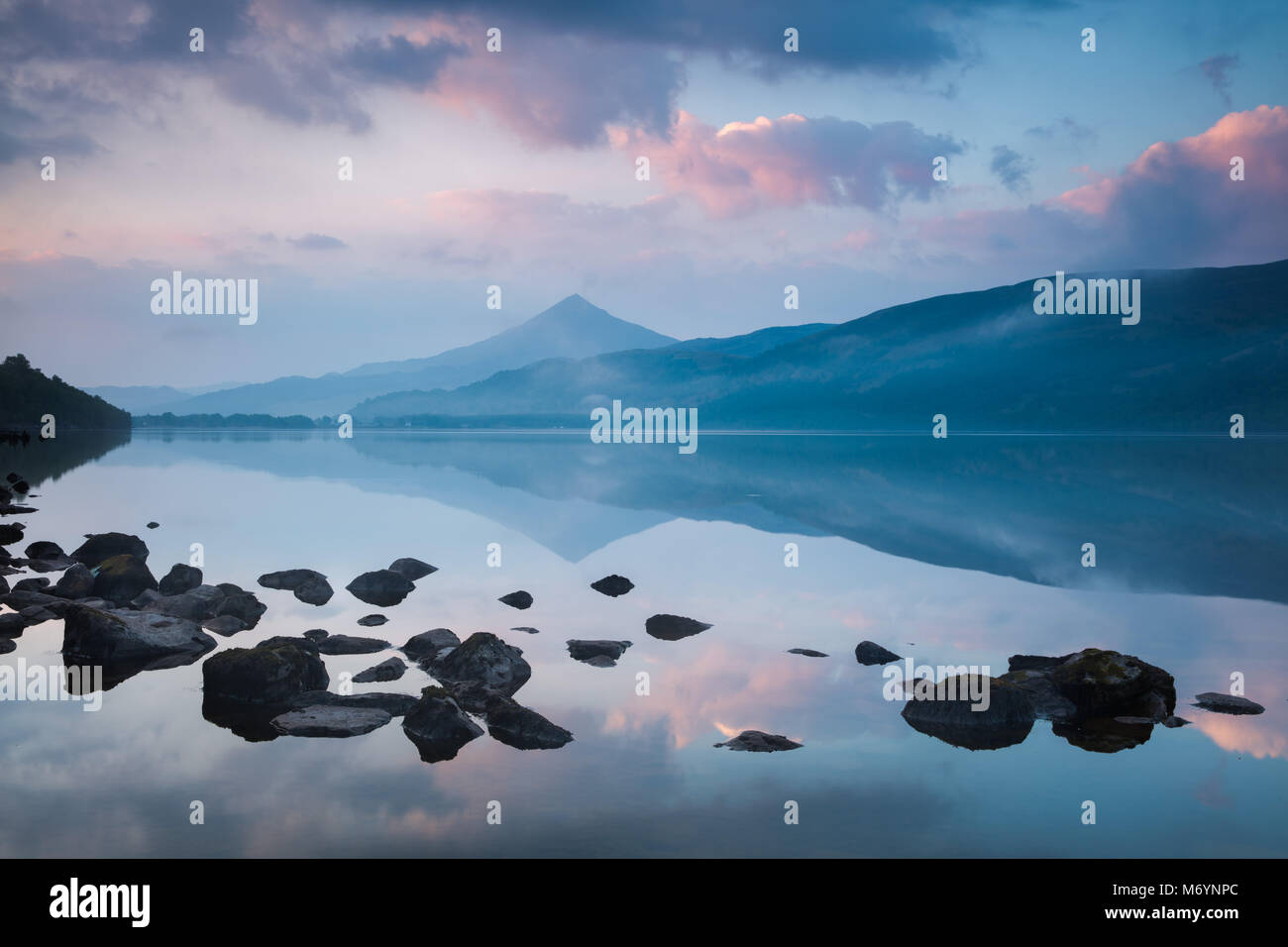 Schiehallion spiegelt sich in Loch Rannoch in der Morgendämmerung, Perthshire, Schottland, Großbritannien Stockfoto