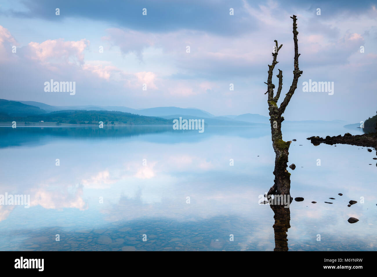 Loch Rannoch in der Morgendämmerung, Perthshire, Schottland, Großbritannien Stockfoto