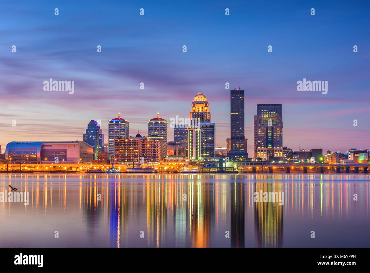 Louisville, Kentucky, USA Skyline der Innenstadt am Fluss in der Dämmerung. Stockfoto
