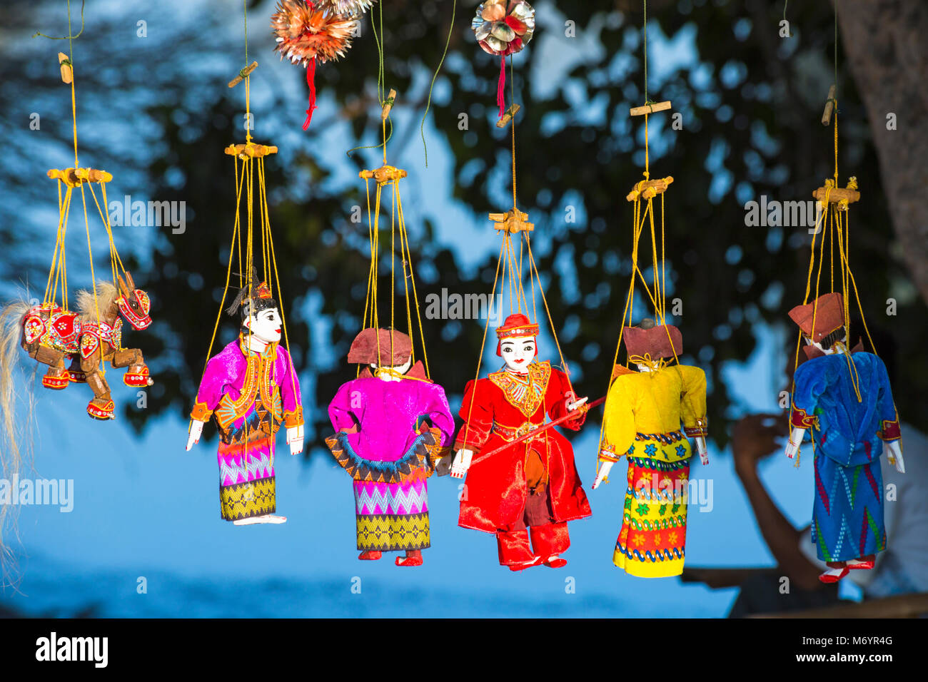Hängende string Marionetten für Verkauf auf Abschaltdruck in Bagan, Myanmar (Birma), Asien im Februar Stockfoto