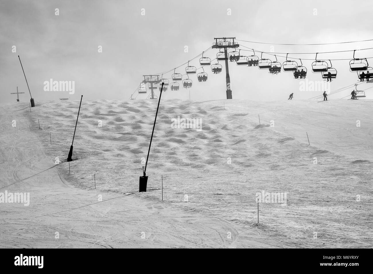 Ein großer Sessellift zum Transport von Skifahrer und Snowboarder auf den Pisten in der Nähe von Morzine Les Gets Haute Savoie Portes du Soleil Frankreich Stockfoto