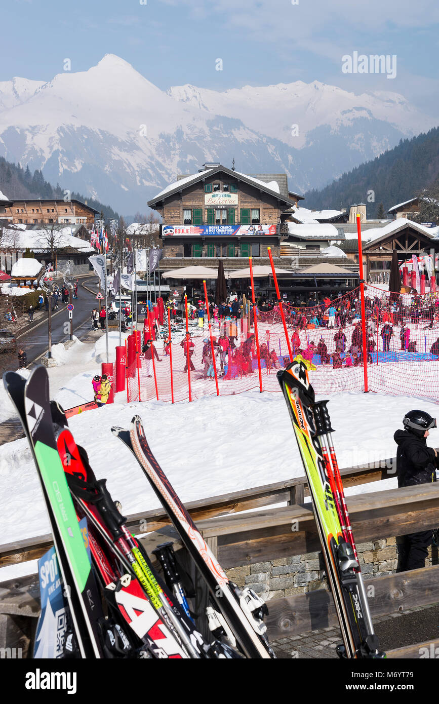 Hotel Bellevue, Skischule und Skifahrer versammeln am unteren Ende der Skipisten in Les Gets in der Nähe von Morzine Haute Savoie Portes du Soleil Frankreich Stockfoto