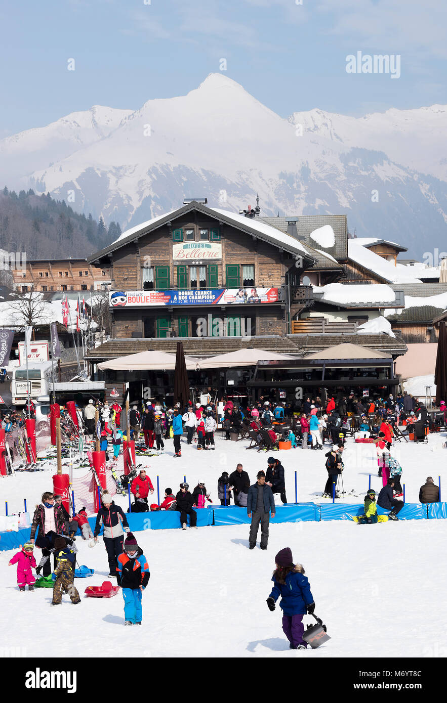 Hotel Bellevue, Skischule und Skifahrer versammeln am unteren Ende der Skipisten in Les Gets in der Nähe von Morzine Haute Savoie Portes du Soleil Frankreich Stockfoto