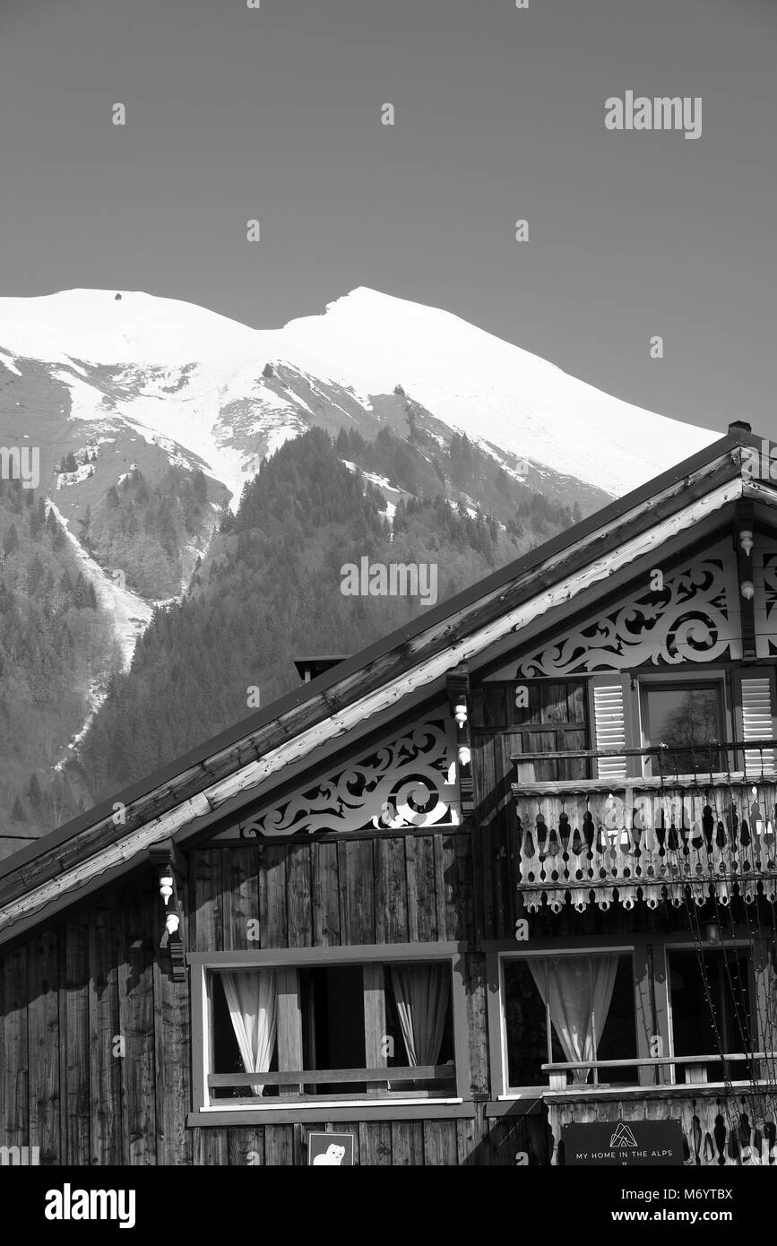 Modernes Chalet in Morzine Haute Savoie Portes du Soleil Frankreich mit den Schneebedeckten Pointe de Nantaux in der Backgroundd Stockfoto