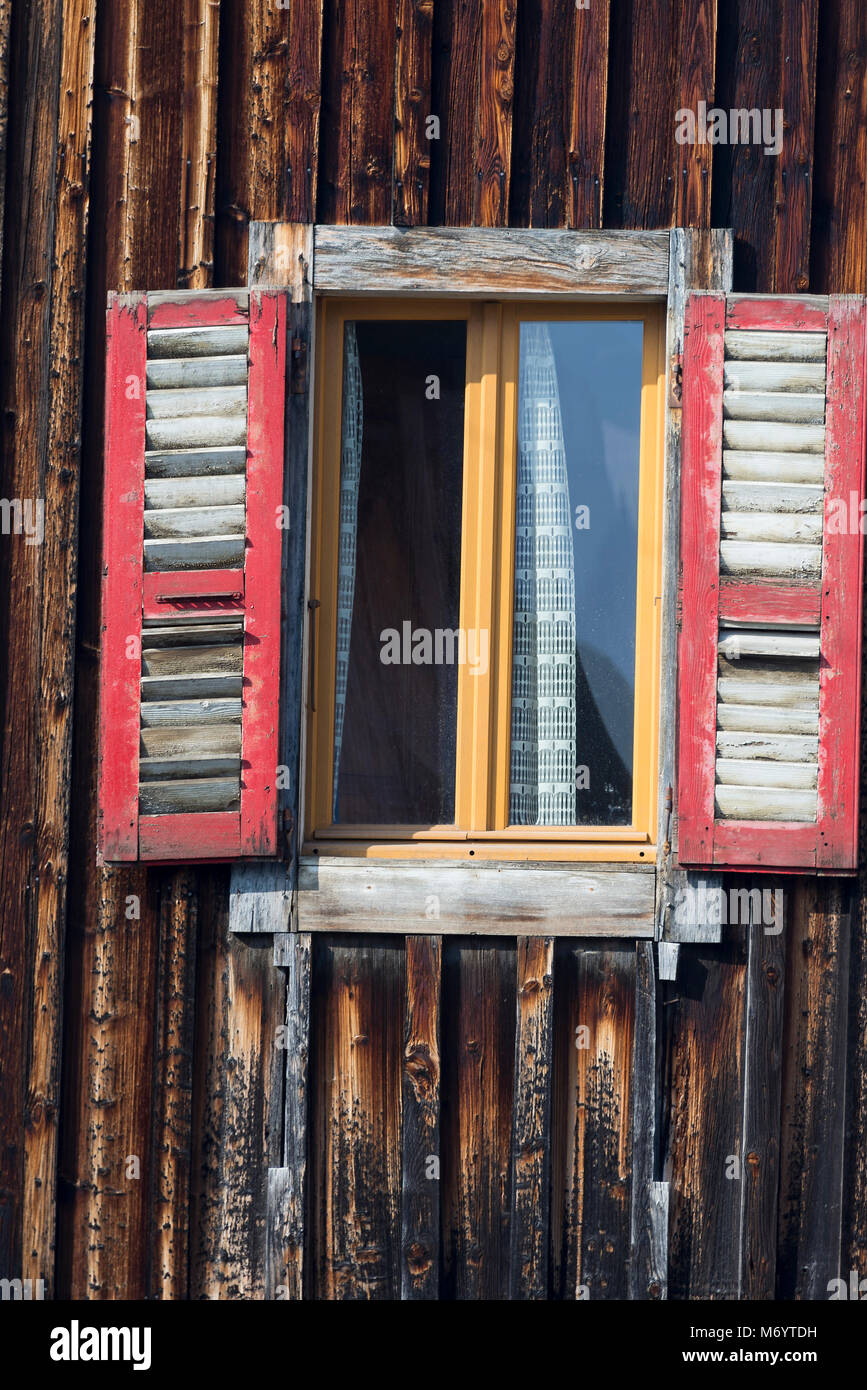 Öffnen rot eingerahmten Rollläden in einem Fenster eines Chalets in Morzine Haute Savoie Portes du Soleil Frankreich Stockfoto