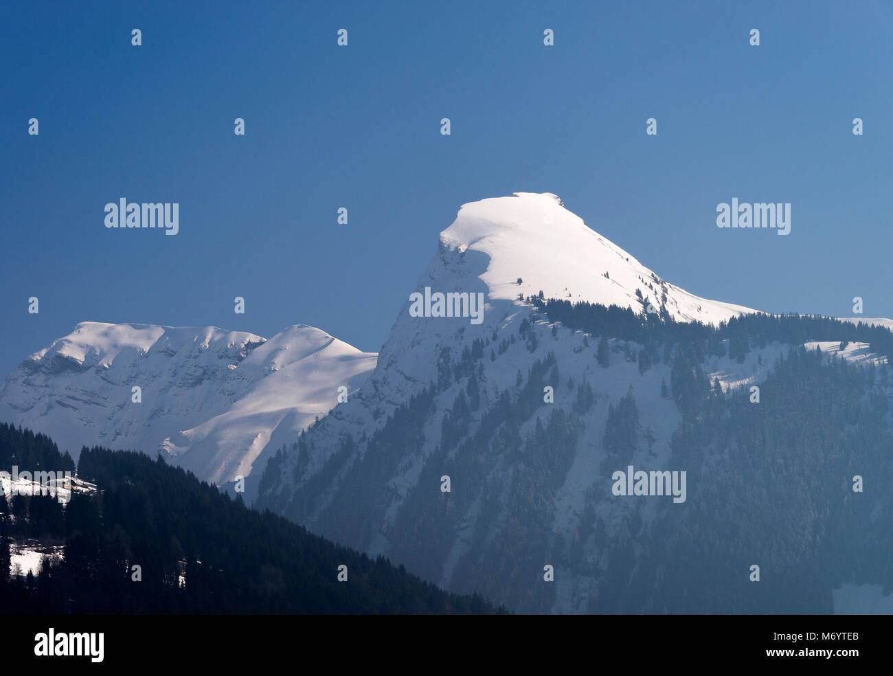 Die schöne Verschneite Pointe de Ressachaux Berg in der Nähe von Morzine in den Französischen Alpen Haute Savoie Portes du Soleil Frankreich Stockfoto