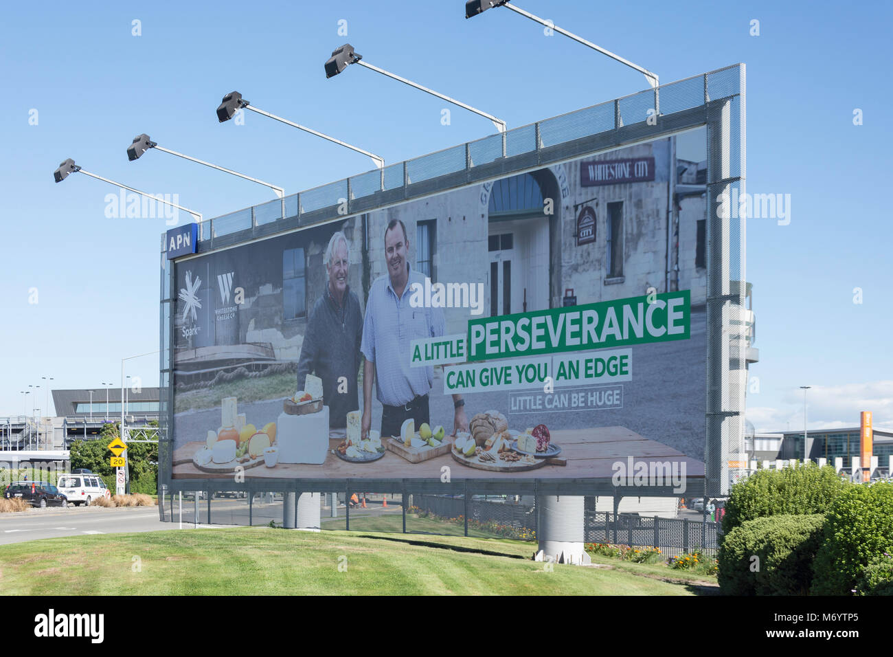 Werbetafel am Eingang zum Christchurch International Airport, Harewood, Christchurch, Canterbury, Neuseeland Stockfoto