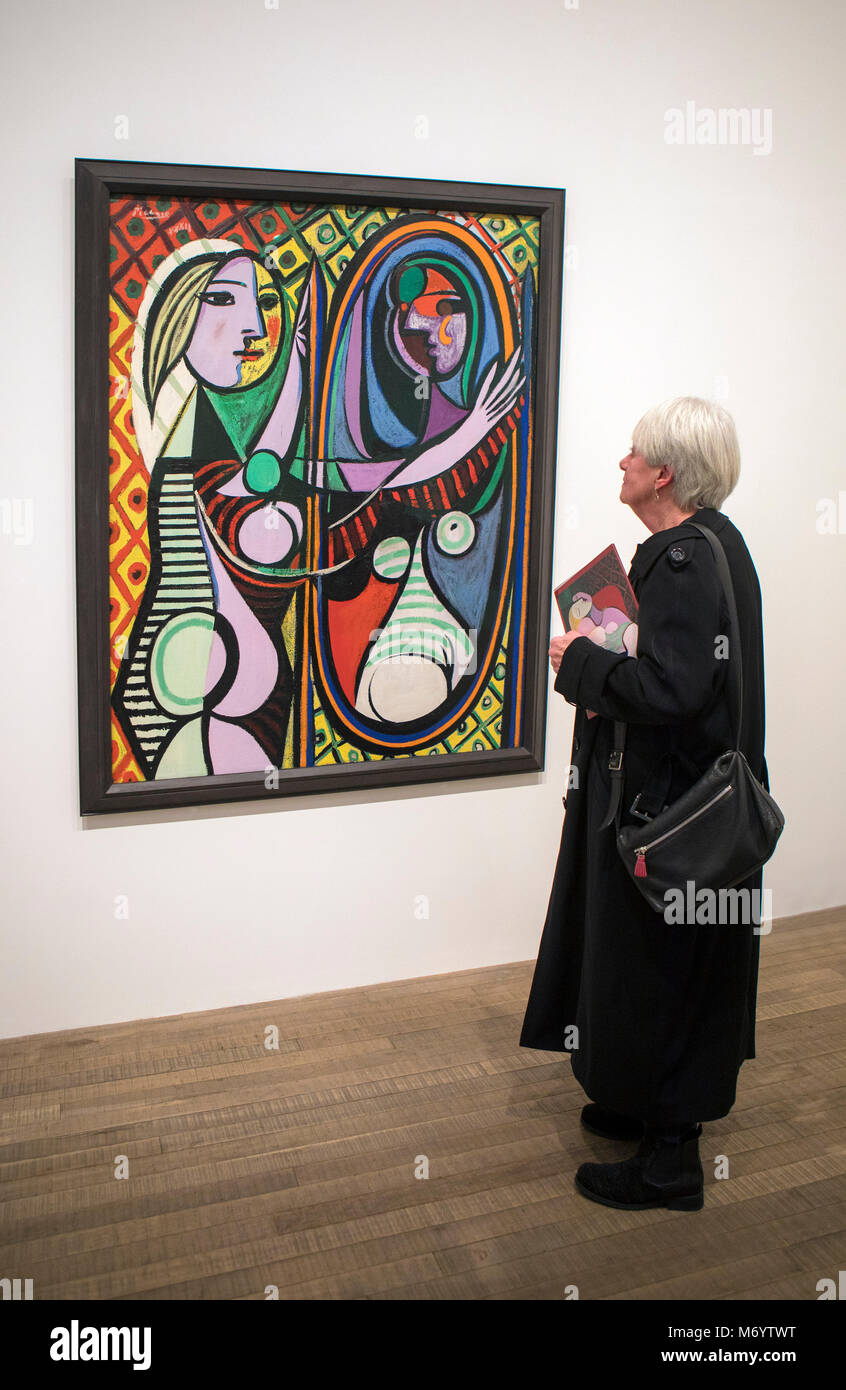 Picasso 1932: Liebe; Ruhm; Tragödie; Ausstellung in der Tate Modern, London: Mädchen vor einem Spiegel, 1932 Stockfoto