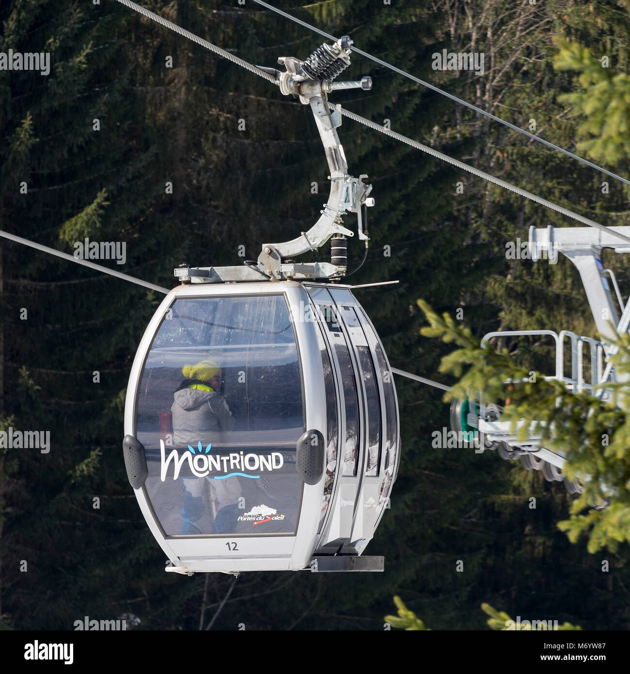 Eine Gondel Auto Aufsteigend ein Mountain Ski Run Transport zu den Pisten im Skigebiet Avoriaz Moriond und Haute Savoie Frankreich Stockfoto