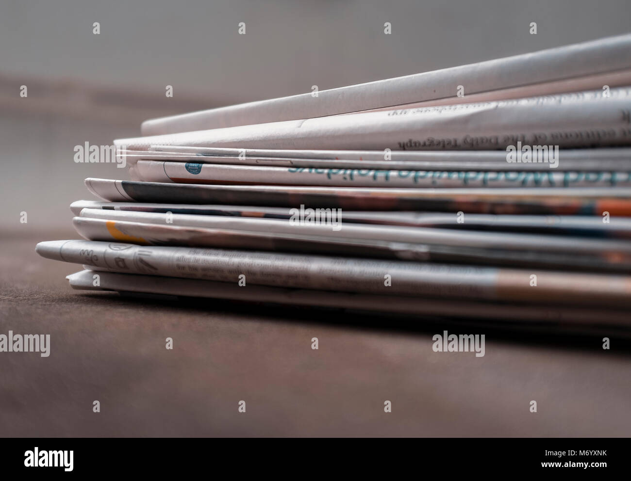 Stapel Zeitungen Stockfoto