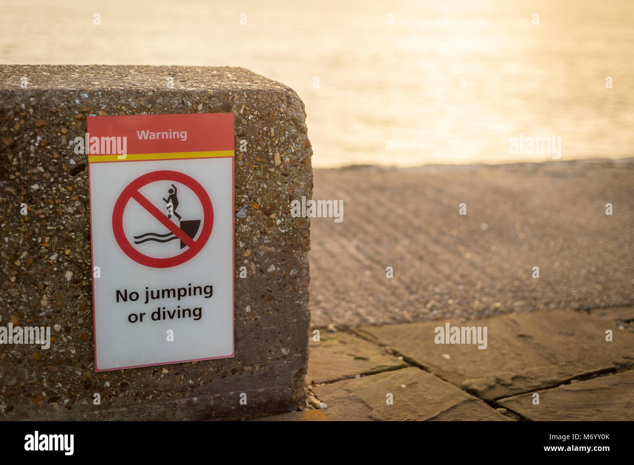 Keine springen oder Diving auf ein Meer an der Wand Stockfoto