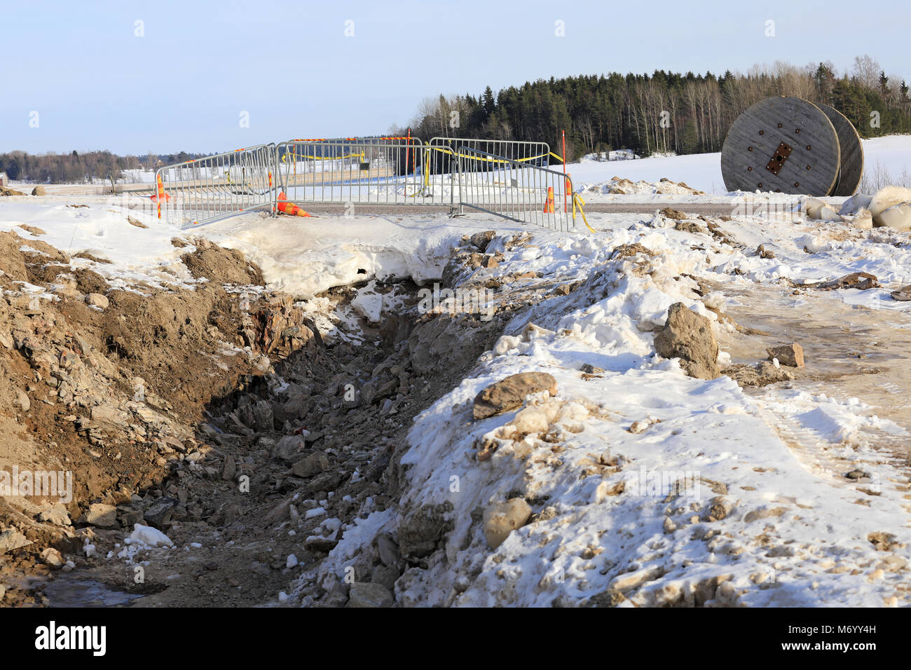 SALO, FINNLAND - Februar 3, 2018: Graben für die Verlegung der u-Netzkabel an eine ländliche Arbeit vor Ort an einem kalten Tag im Winter. Stockfoto