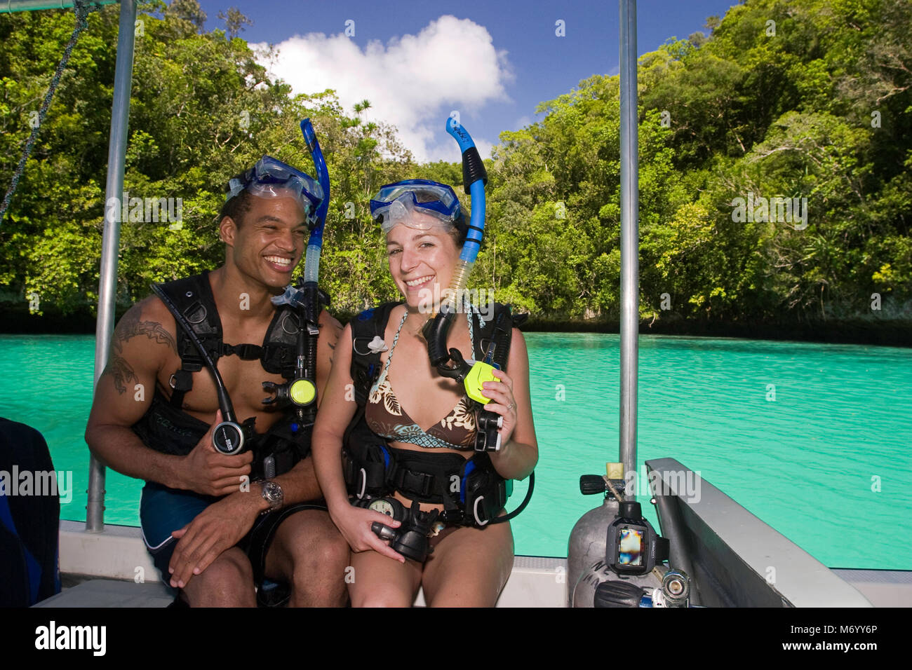 Taucher (MR) in scuba Gear über das Wasser eintragen, damit ein Schiff in den Rock Islands, Palau, Mikronesien. Stockfoto