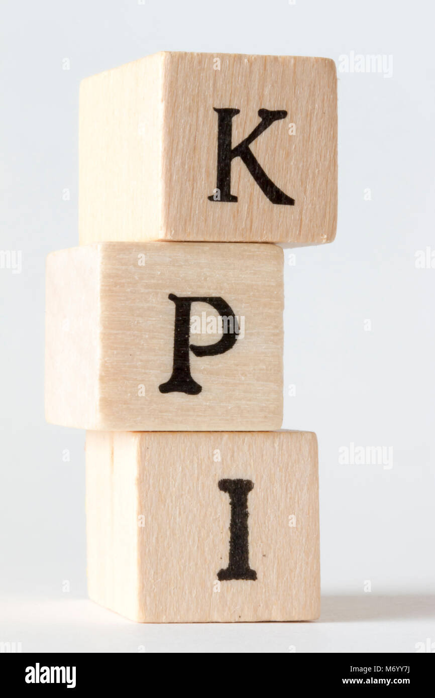 KPI-Wort in der hölzernen Blöcke, Key Performance Indicator geschrieben Stockfoto