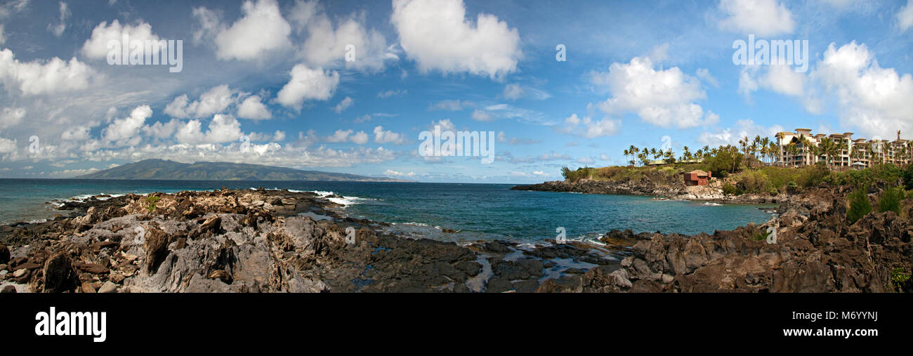 Namalu Bucht mit Cliff House, neben Kapalua Bay und Kapalua Resort, Maui, Hawaii. Die Insel Molokai ist in der Ferne. Stockfoto