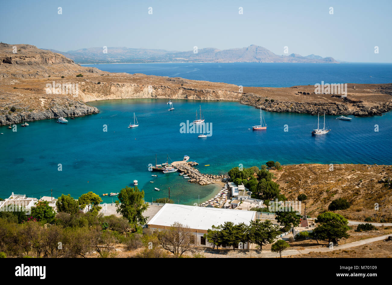 Ein Blick auf Lindos Strand und Bucht von der Hauptplatz der Stadt Lindos. Auf der Insel Rhodos in Griechenland. Stockfoto