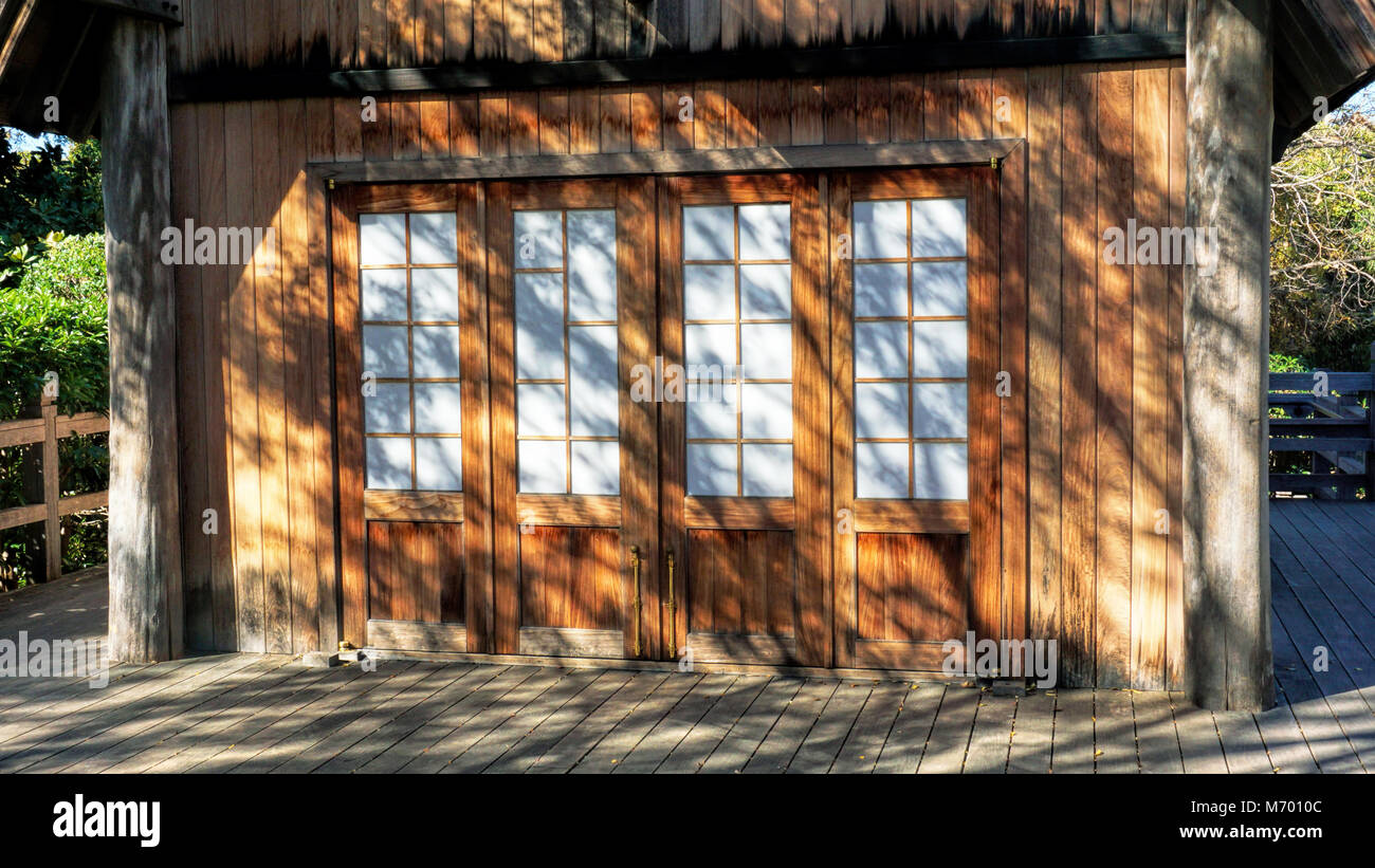 Alte hölzerne Bauernhof Schuppen mit tollen Nachmittag Schatten.. Stockfoto