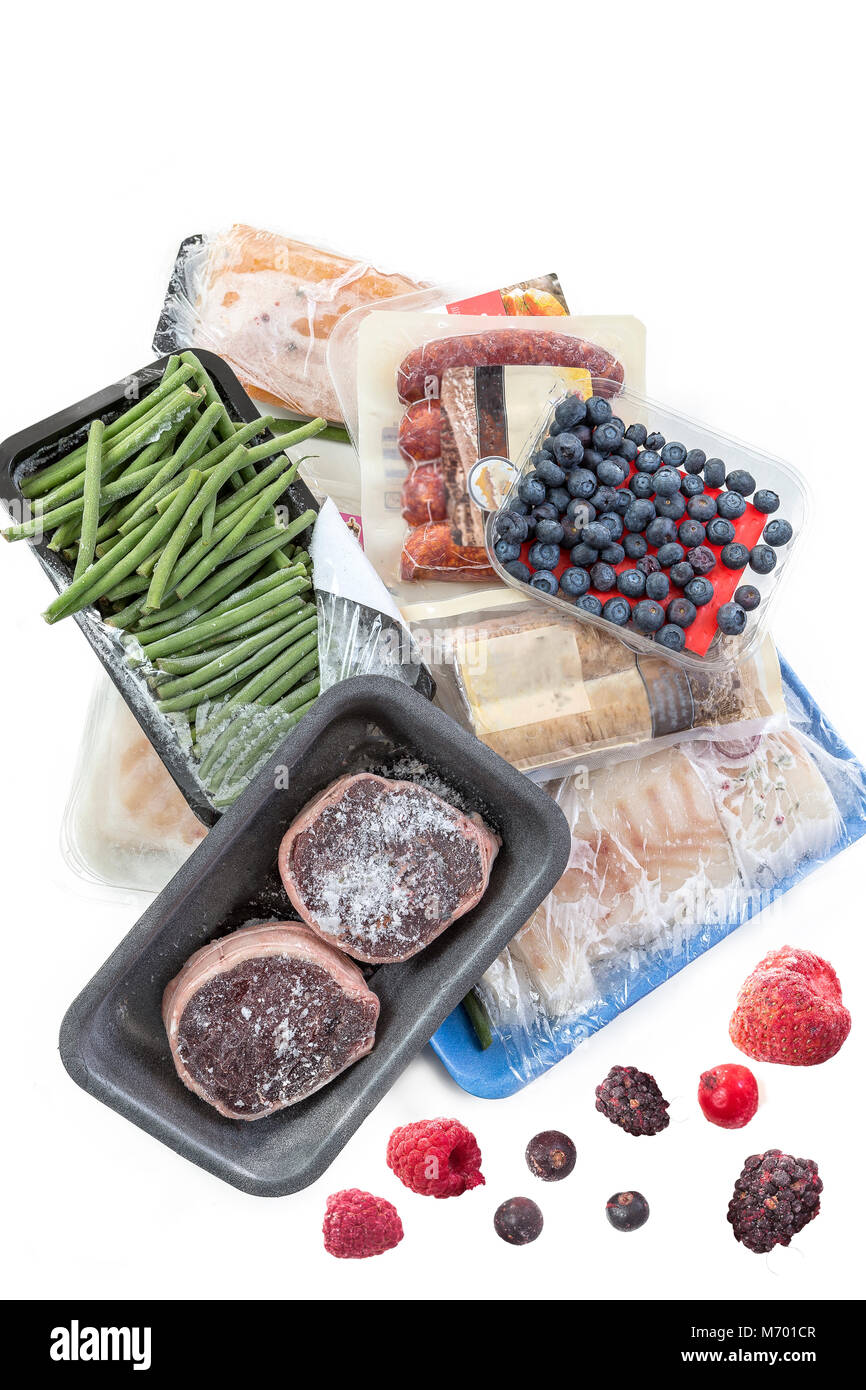 Konzept des Einfrierens, Bündel von Tiefkühlkost Fleisch, Gemüse, Fisch, Früchte, auf weißem Hintergrund Stockfoto