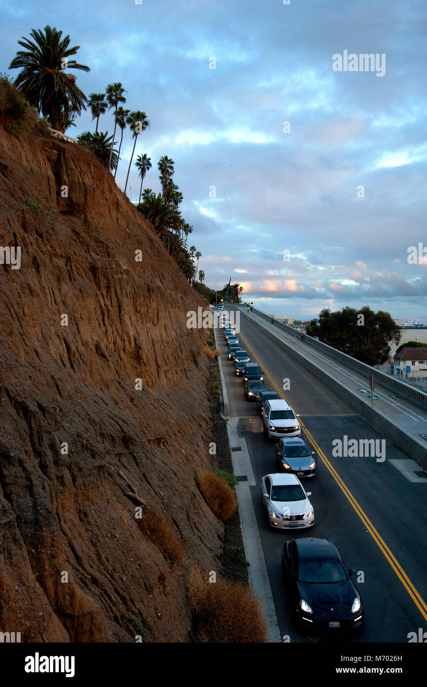Eine Straße, die als das Kalifornien Neigung verbindet Santa Monica mit dem Pacific Coast Highway unter dem Ozean Seite Klippen in Los Angeles, CA Stockfoto