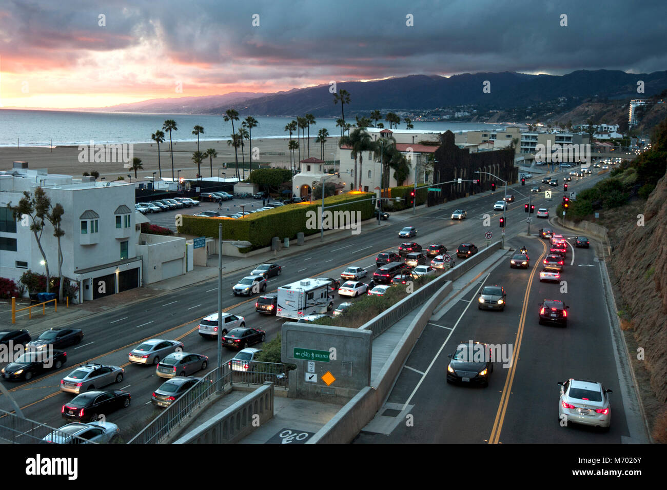 Die Kalifornien Neigung verbindet den Pacific Coast Highway in Santa Monica bei Sonnenuntergang. Stockfoto