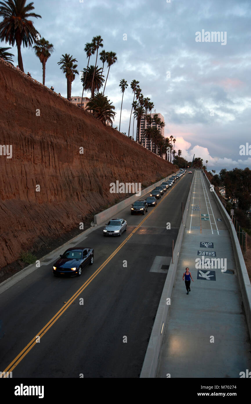 Eine Straße, die als das Kalifornien Neigung verbindet Santa Monica mit dem Pacific Coast Highway unter dem Ozean Seite Klippen in Los Angeles, CA Stockfoto