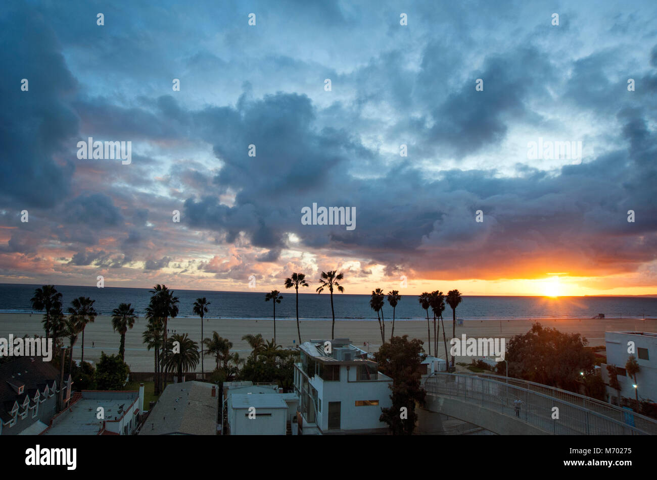 Dramatischer Sonnenuntergang über Santa Monica, CA Stockfoto