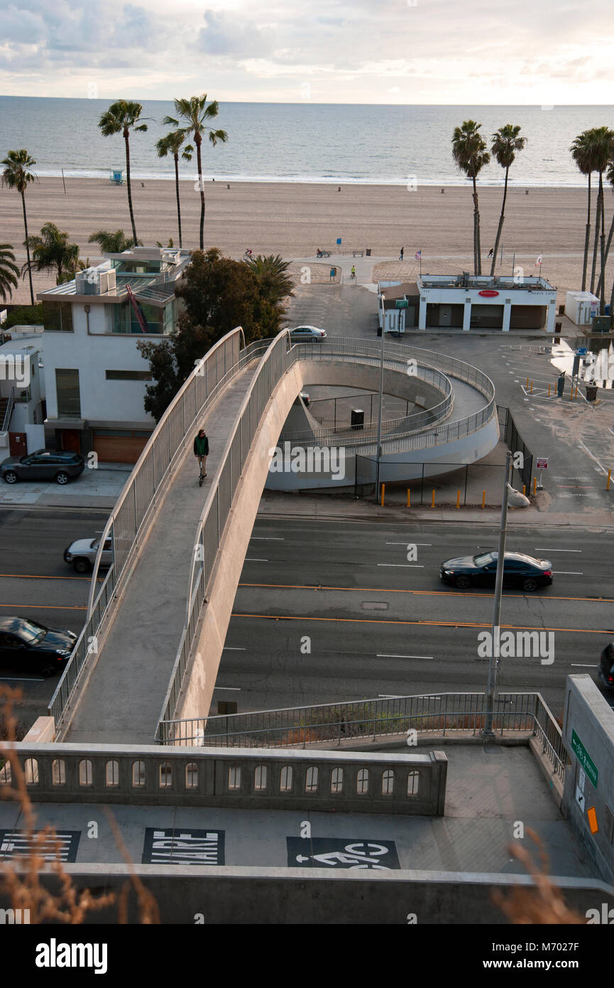 Fußgänger-Überführung über Pacific Coast Highway zum Strand von Santa Monica, CA Stockfoto