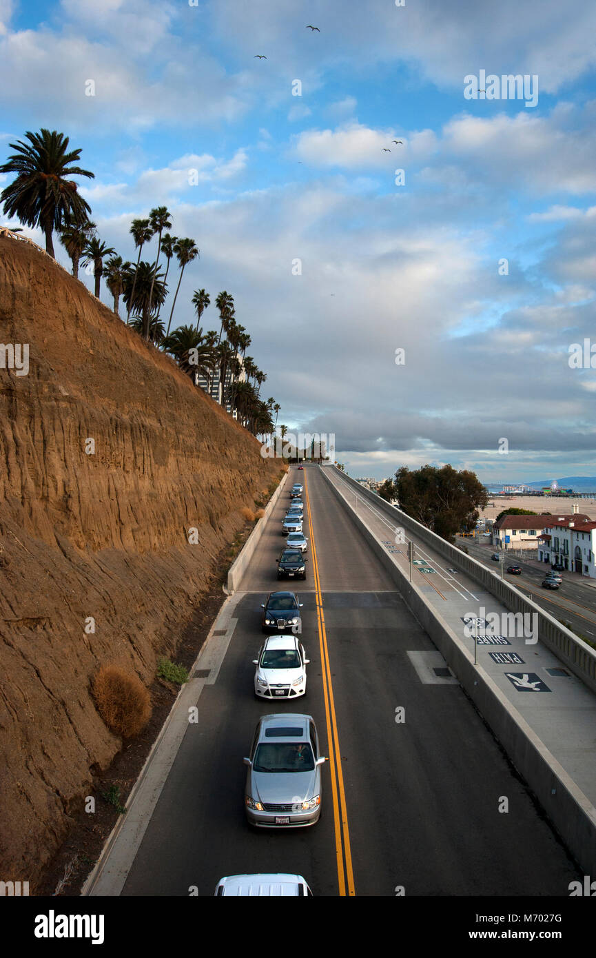 Eine Straße, die als das Kalifornien Neigung verbindet Santa Monica mit dem Pacific Coast Highway unter dem Ozean Seite Klippen in Los Angeles, CA Stockfoto