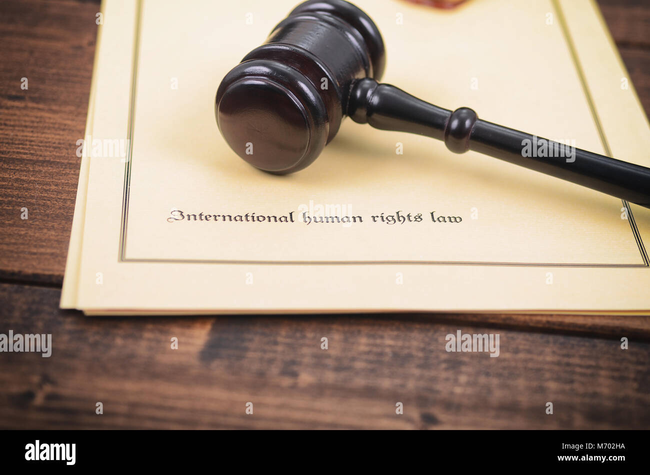 Recht und Gerechtigkeit, Rechtmäßigkeit Konzept, Notar, Richter, Hammer, internationale Menschenrechte Konzept. Stockfoto