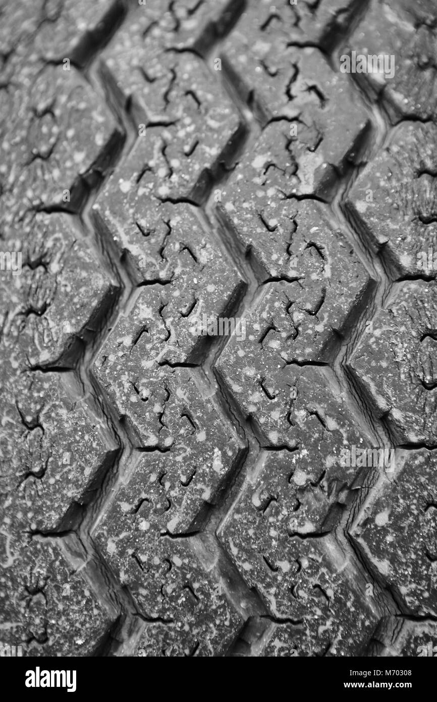 Altreifen detail. Beschädigte Räder. Teile des Fahrzeugs. Gefahr. Vertikale Stockfoto