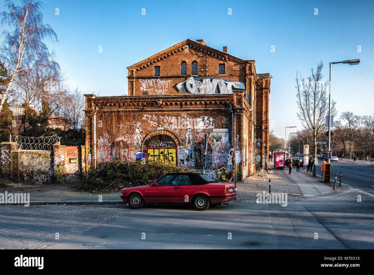 Berlin-Kreuzberg. Die Kapelle Club, historischen, denkmalgeschützten Gebäude aus Backstein Fassade. Ehemaligen Zollhaus & Landwehrkanal Mautstelle jetzt Veranstaltungsort Stockfoto