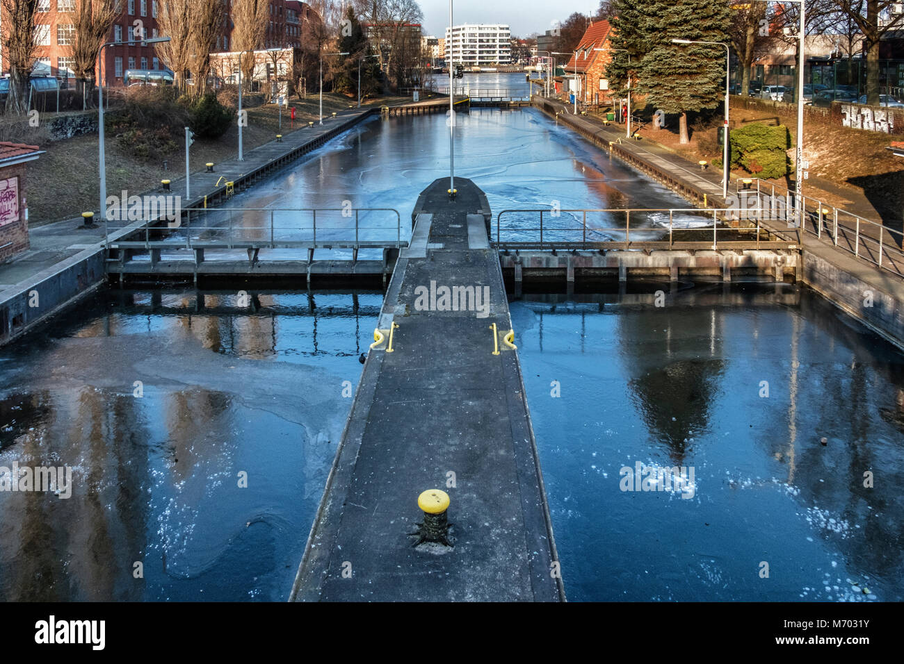 Berlin-Kreuzberg. Gefrorene Landwehrkanal Oberes Schloss im Winter in Richtung Spree suchen Stockfoto