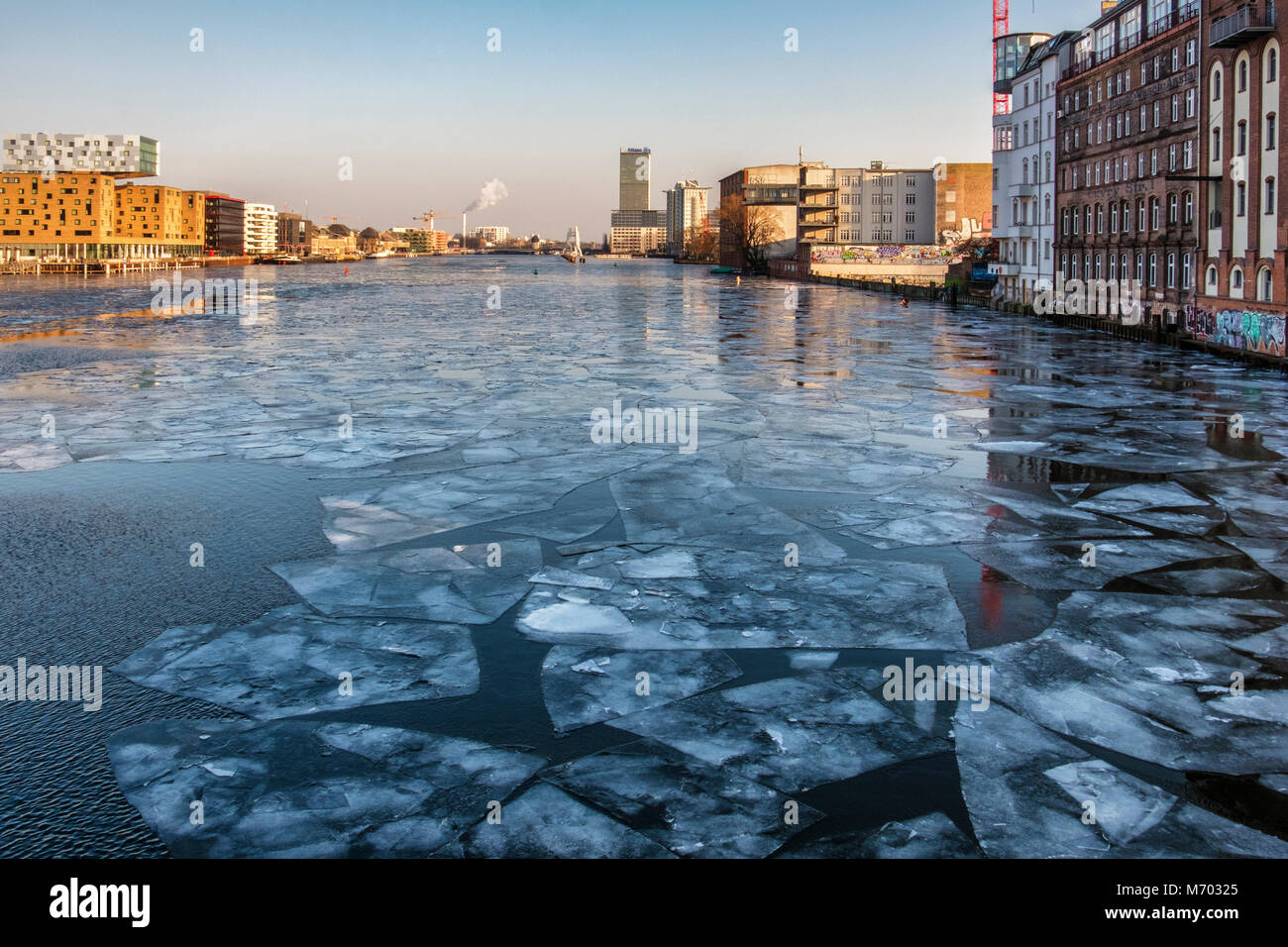 Deutschland, Berlin, Spree friert wie Temperaturen unter Null Ursache Eisschollen auf dem Fluss Flußufer Gebäude & tiefgefrorenen Eisschollen zu sammeln Stockfoto