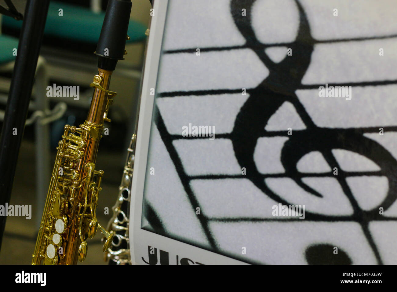 Eine Klarinette steht neben einem großen Hinweis, das Hintergrundbild. Stockfoto