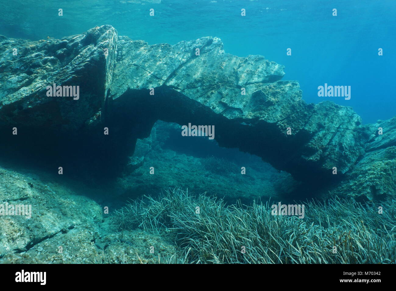 Einen Bogen unter Wasser, natürliche Felsformation auf dem Meeresboden im Mittelmeer, Katalonien, Cap de Creus, Costa Brava, Spanien Stockfoto