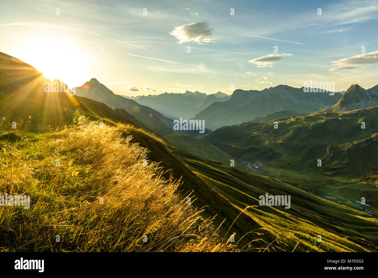 Schönen Sonnenaufgang und geschichteten Berge Silhouetten am frühen Morgen. Lechtaler und Allgäuer Alpen, Bayern und Österreich. Stockfoto