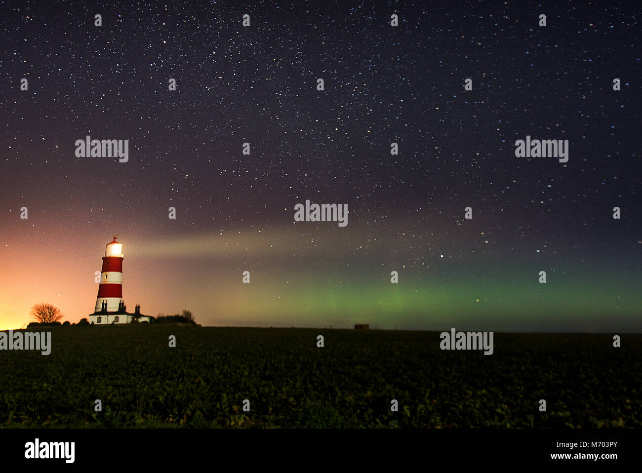 Leuchtturm bei Nacht mit Aurora Borealis in den Himmel und Lichtstrahl vom Leuchtturm Stockfoto