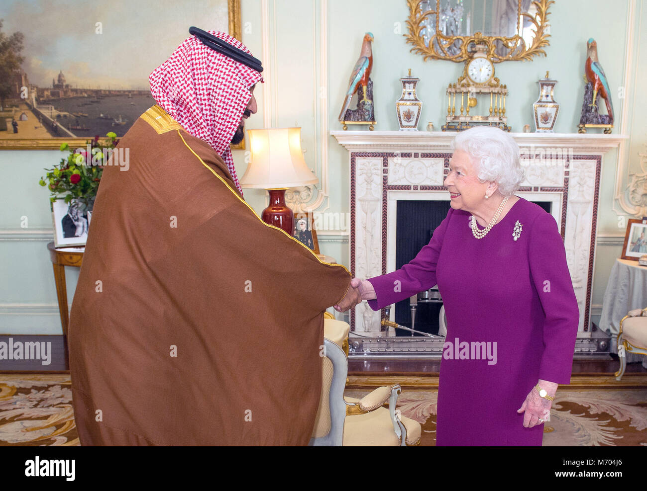 Königin Elizabeth II. grüßt Mohammed Bin Salman, der Kronprinz von Saudi-arabien, während einer Privataudienz am Buckingham Palace in London. Stockfoto