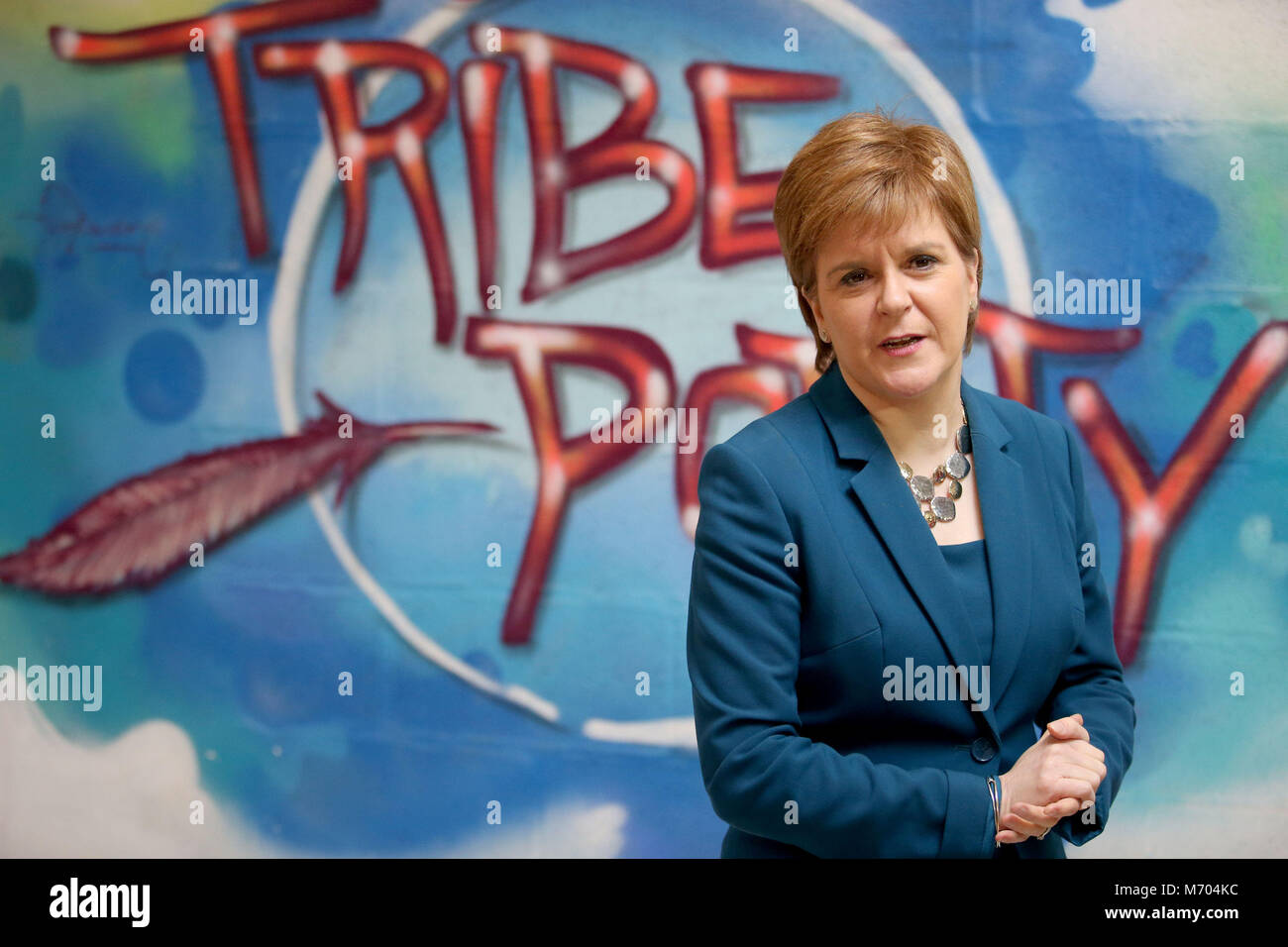 Erster Minister Nicola Sturgeon bei einem Besuch in Stamm Porty, in Portobello, Edinburgh, wo sie Frauen aus dem Stamm Frauen Soziale Unternehmen Schule im Vorfeld des Internationalen Tages der Frau getroffen. Stockfoto