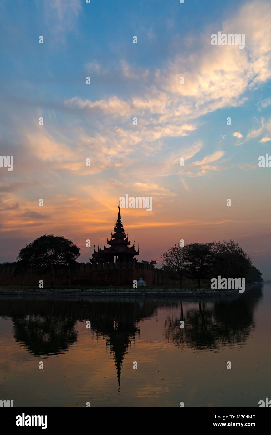 Moat Bastion und die Stadtmauer von Mandalay Royal Palace bei Sonnenuntergang mit Reflexion im Wasser, Mandalay, Myanmar (Birma), Asien im Februar Stockfoto