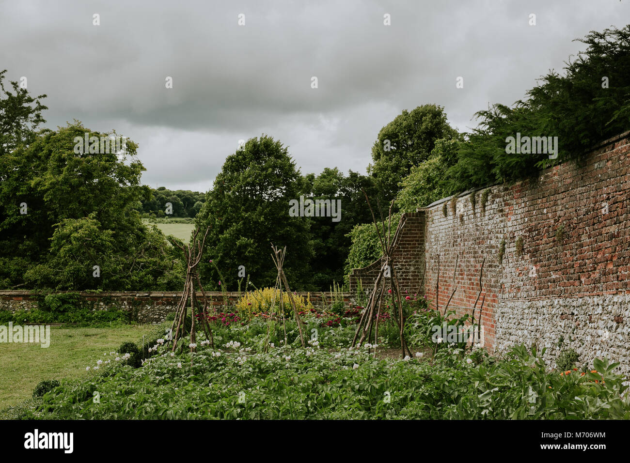 Ummauerten Garten Gemüsegarten in England an einem bewölkten Tag mit Blick auf die englische Landschaft Stockfoto