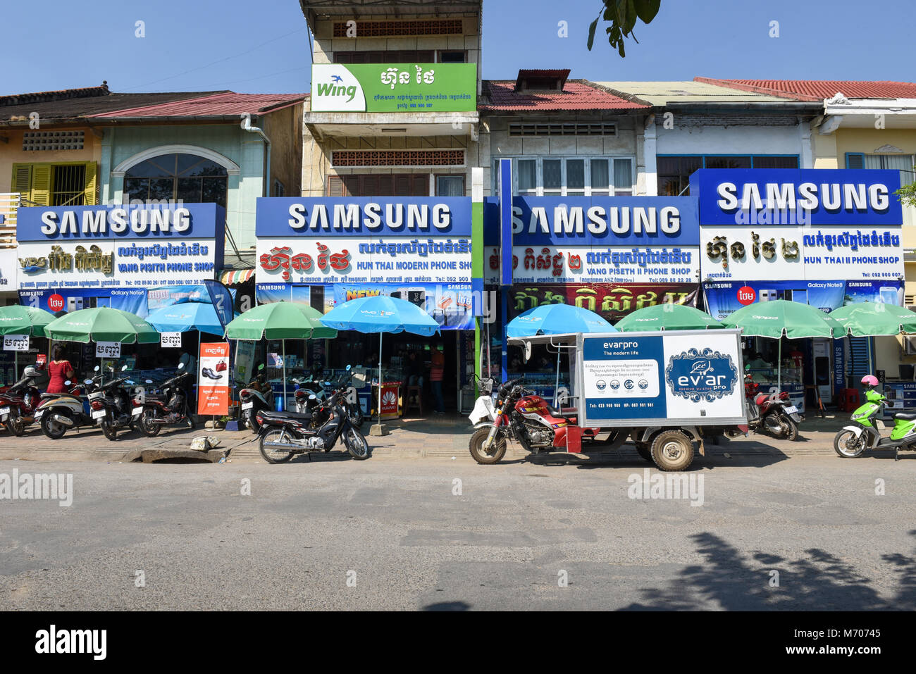 In Battambang, Kambodscha - 14. Januar 2018: Französisch kolonialen Häuser mit Werbung Banner in Battambang zu Kambodscha Stockfoto