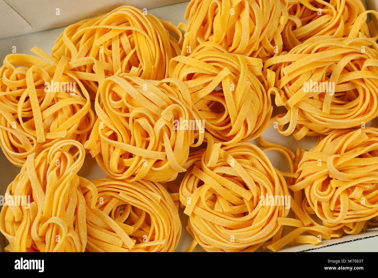 Box von getrockneten Ribbon pasta Bundles - Nahaufnahme Stockfoto