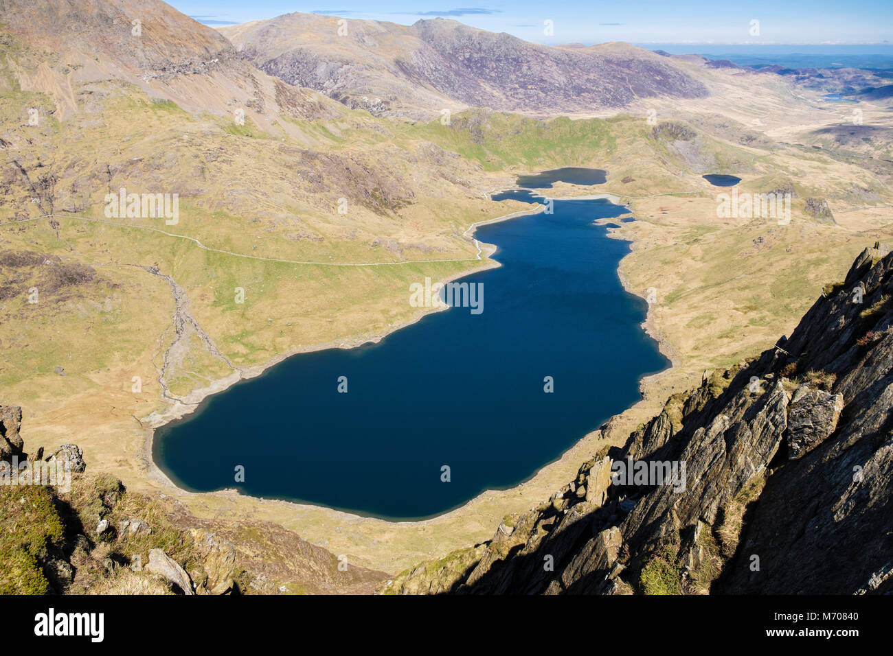 Hoch oben Llyn Llydaw See und Bergarbeiter aus Y Lliwedd felsigen Berghang in Snowdon Horseshoe. Snowdonia National Park, North Wales, UK Stockfoto