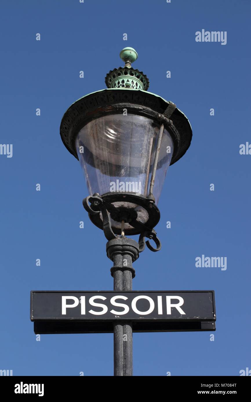Street Light mit pissoir Zeichen in Kopenhagen, Dänemark. Stockfoto